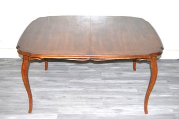 Lovely Dinning Table With 2 Leaves