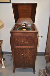 Antique Victor Victrola, Works