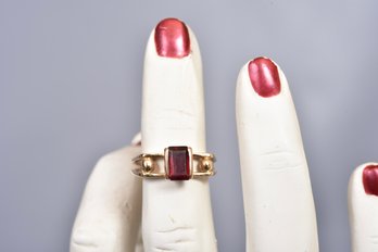 14k Yellow Gold And Garnet Ring (Size 5.75)