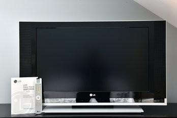 LG LCD Color 37' Television (model DU-37LZ30) With Remote