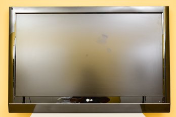 LG 42' LCD HDTV Television With Remote (model 42LC7D)