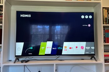 LG Smart LED 4K 60' TV - Model 60UJ7700