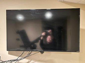 42' Vizio Flat TV With Arm Wall Mount