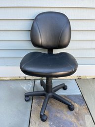 Light Weight And Adjustable Rolling Vinal Desk Chair