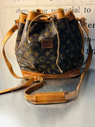 Vintage Louis Vuitton Designer Feeder Bag