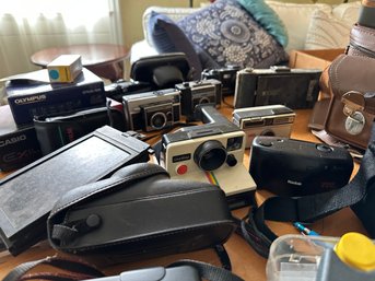 Trash Or Treasure - Huge Lot Of Cameras