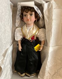 New In Box Italian Minturno Art & Folklore Porcelain Doll W/tag ' La Pacchiana' 16' ( READ Description)