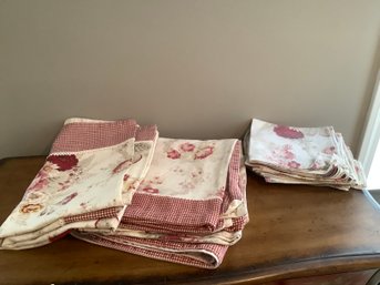 2 TABLE CLOTHS AND NAPKINS