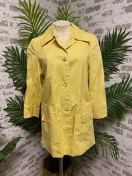 Chic Vintage Yellow Canvas Trenchcoat W/ Marbled Buttons
