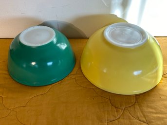 Collectors 1960s  NEW Pyrex #404 Yellow & #403green