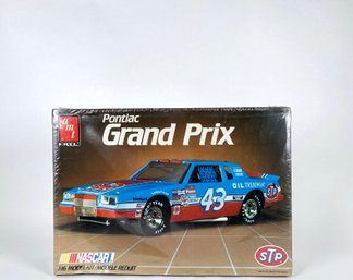 AMT - NASCAR 1:16 Large Scale - Pontiac Grand Prix STP Livery - Sealed