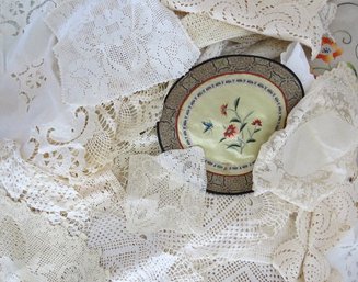 A Lot Of Over 40 Vintage Doilies And Runners