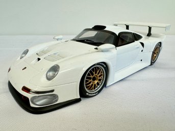 An UT Models 1/18 PORSCHE 911 GT1