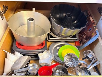 Baking Pans: Waffles, Bundt, Cakes, Mini Star Cakes & Many Measuring Cups