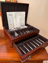 Oneida Stainless Steel Flatware Set