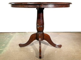 A Vintage Mahogany Extendable Pedestal Base Dining Table - Petit 36' Circle To Larger Oblong
