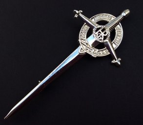 VINTAGE HECTOR RUSSELL SWORD MOTTO KILT PIN: Scottish, Deagh Luagh Is Seirbhis, Quality & Service Motto