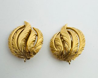 PRETTY TRIFARI GOLD TONE LEAF FORM CLIP-ON EARRINGS