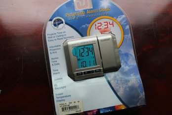 Projection Alarm Clock That Projects On Wall Or Ceiling With Easy To Read Numbers In Package