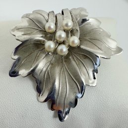 VINTAGE STERLING SILVER PEARL LEAF BROOCH