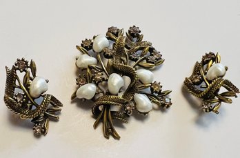 VINTAGE SIGNED CORO GOLD TONE FAUX PEARL RHINESTONE BROOCH & CLIP ON EARRINGS