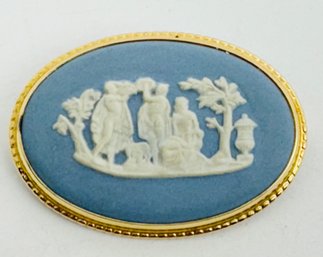 WEDGWOOD BLUE & WHITE NEO-CLASSICAL GOLD TONE BROOCH