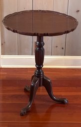 Harden 585 Mahogany Accent Table W/ Pie Crust Edging, Carved Reeded Post & Tripod Base W/ Claw - Foot Legs