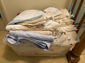 LOT OF VINTAGE LINENS