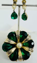 VINTAGE SIGNED CORO EMERALD GREEN AND PEARL BROOCH AND SCREW ON DANGLE EARRING SET