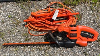 Black And Decker BEHT150 BD 3.2 Amps 17-in Corded Electric Hedge Trimmer- BLADES SHARP- TESTED & WORKING