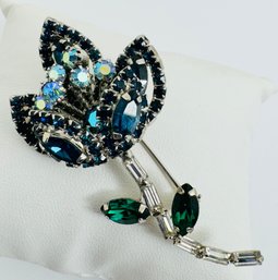 QUALITY BEAUTIFUL VINTAGE BLUE, WHITE AND GREEN RHINESTONE FLOWER BROOCH