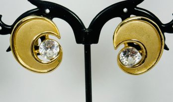 SIGNED TRIFARI GOLD TONE RHINESTONE CLIP-ON EARRINGS