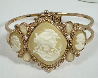 BEAUTIFUL MOLDED CAMEO VICTORIAN STYLE GOLD TONE CLAMPER BRACELET