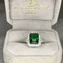 Very Pretty 925 / Sterling Silver Ring With Emerald And Encrusted With White Topaz - Very Pretty Ring - NEW !