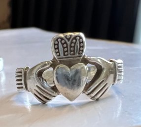 VINTAGE STERLING SILVER CLADDAGH RING