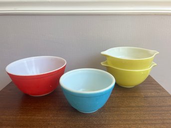 Set Of Four Vintage Pyrex Bowls In Primary Colors