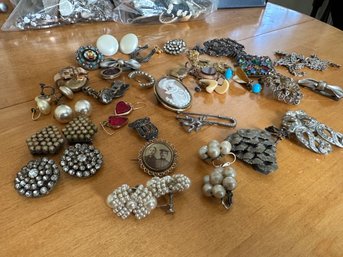 Large Lot Of Vintage Jewelry Pieces