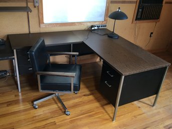 Great Vintage Black / Chrome With Formica Wood Top Modern With Return Desk - Rolling Chair & Desk Lamp