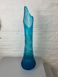 L.E. Smith Architectural Swung Glass Nubby Floor Vase (1950s) In Peacock Blue