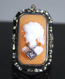 CONTEMPORARY SILVER 'FLIP' RING SIZE 7 CAMEO ON ONE SIDE ONYX ON THE OTHER UNMARKED