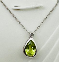 VERY PRETTY 14K WHITE GOLD PERIDOT AND DIAMOND ACCENT PEAR SHAPED PENDANT NECKLACE