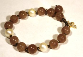 GENUINE HARD STONE AND LARGE CULTURED PEARL BRACELET HAVING SILVER BEE GEMSTONE CHARM