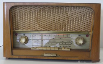 Vintage RCA DG463 The Madrid AM/FM/SWPHONOTAPE Radio