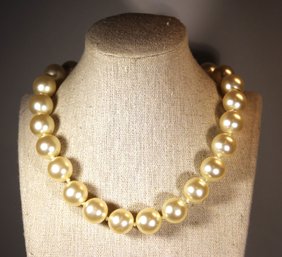 VINTAGE 16' CHOKER LENGTH LARGER FAUX PEARL NECKLACE GOLD TONE RHINESTONE CLASP