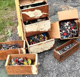 A Large Collection (over 100's) Of Vintage And Antique Metal And Plastic Toy Soldiers