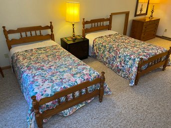 Pair Of Spindle Twin Beds (B) Item Description