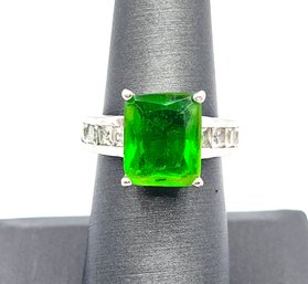 Beautiful Vintage Large Bright Green Stone Ring, Size 7
