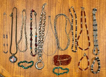 Wonderful Lot Of Vintage Costume Jewelry To Include 10 Necklaces And 5 Bracelets (22)