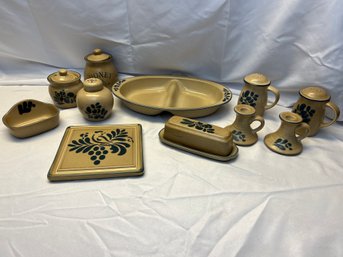 Large Grouping Of Pfaltzgraff Folk Art Vintage Crock Ware Table & Kitchen Accessories