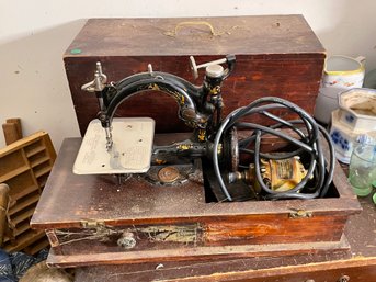 ANTIQUE WILCOX AND GIBBS SEWING MACHINE
